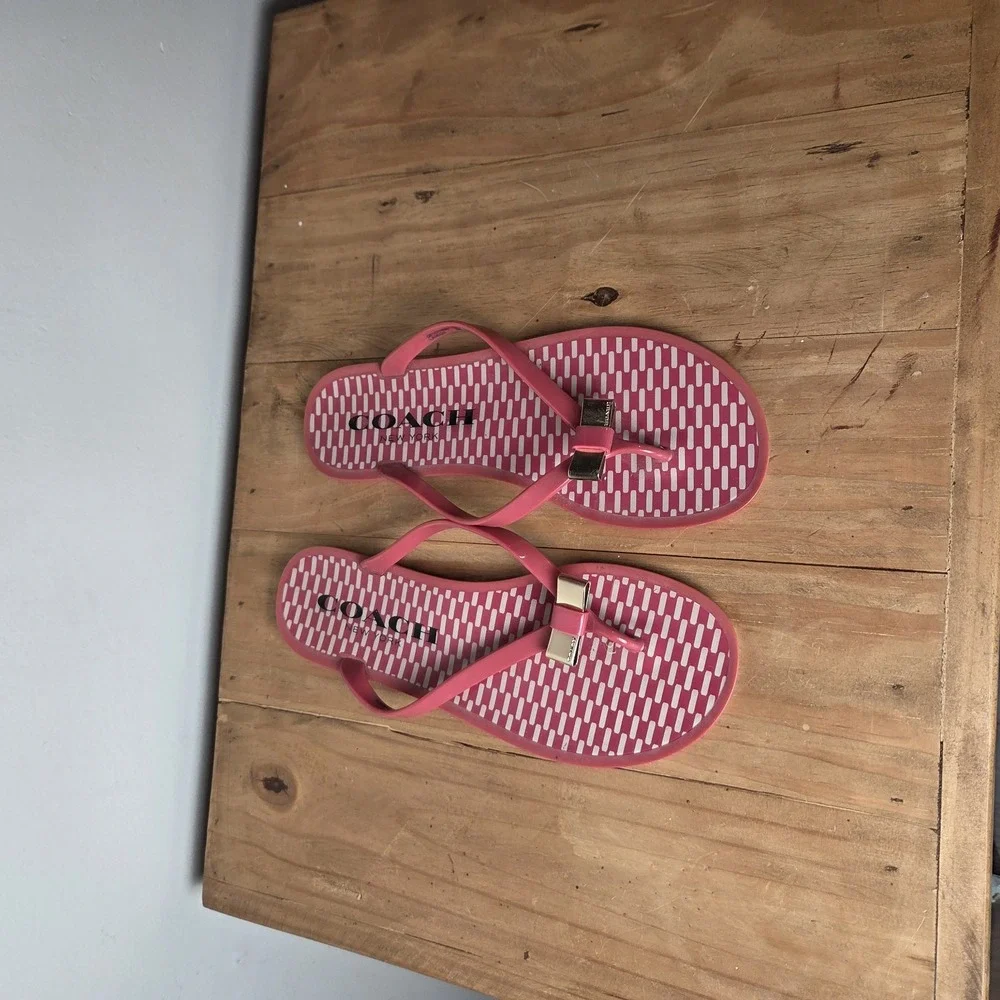 Coach Pink Jelly Flip Flops Sandals Size 8B Bow Gold Logo Thong Beach Shoes